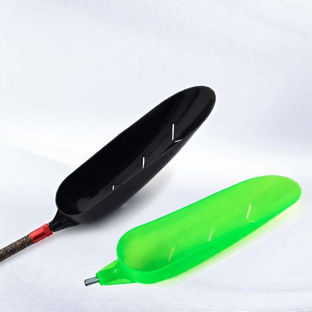 大型の餌入れスプーン。厚みのあるプラスチック製で、コイ釣りに - Fishing Equipment Essentials のレビューと価格